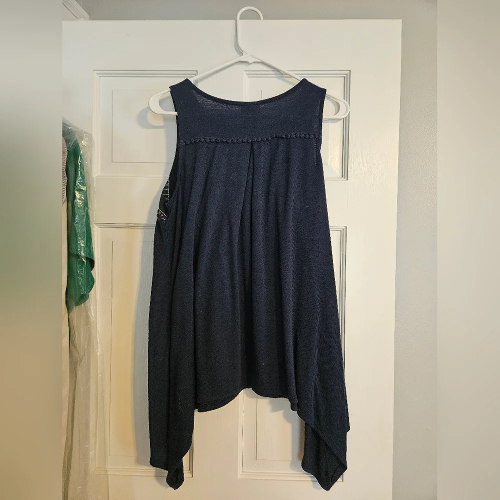 Knox Rose Embroidered Tank Top - Picture 3 of 4
